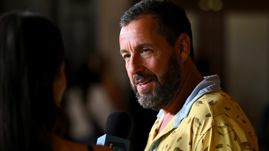 <strong>Adam Sandler</strong> (09/09/1966): Actor, comediante y productor. Su estilo hiperactivo y su intensa ética de trabajo reflejan el entusiasmo del Caballo. Además, su lealtad a su círculo cercano es un rasgo típico de este signo sociable y protector.