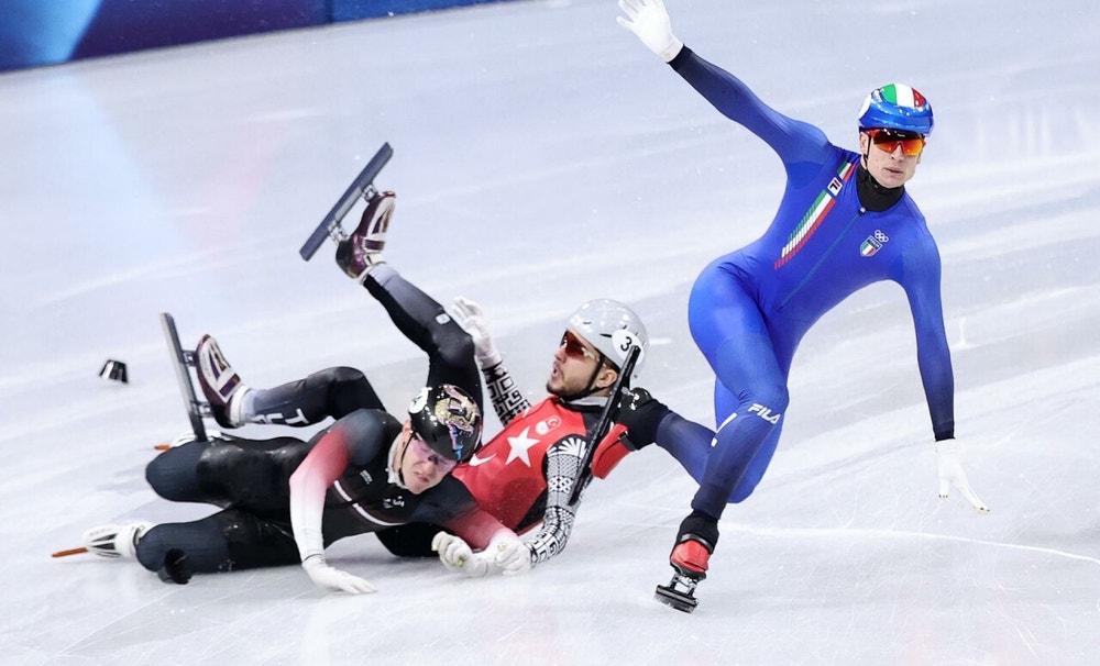 El patinador local sufrió un choque en la recta final de la prueba y tuvo que realizar un brusco movimiento para mantenerse de pie, aunque esto significó que pase la meta de espaldas, con el trasero por delante.