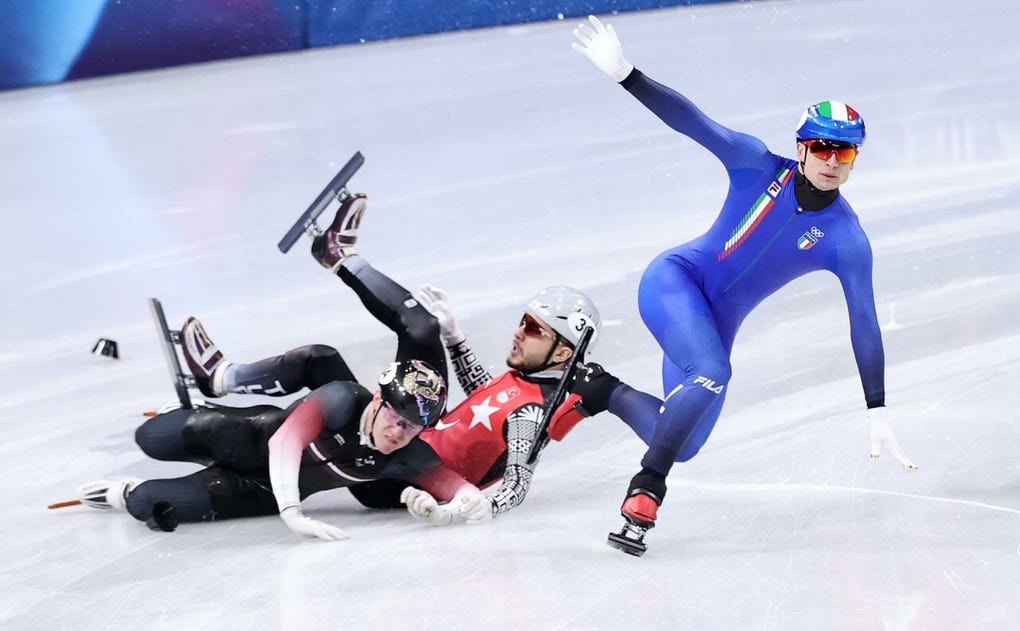 El patinador local sufrió un choque en la recta final de la prueba y tuvo que realizar un brusco movimiento para mantenerse de pie, aunque esto significó que pase la meta de espaldas, con el trasero por delante.