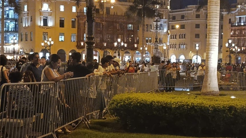 Un grupo de ciudadanos estuvo a la expectativa de la salida de José Jerí.
