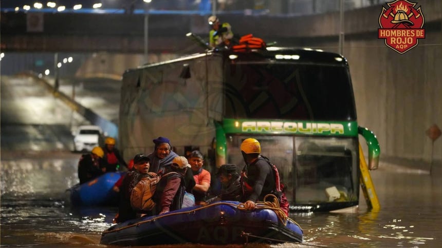 Pasajeros son rescatados de bus varado por inundación de la Variante de Uchumayo