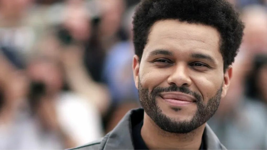 <strong>The Weeknd</strong> (16/02/1990): Cantante innovador que ha redefinido el pop moderno. Su independencia artística y constante evolución conectan con el espíritu libre del Caballo.