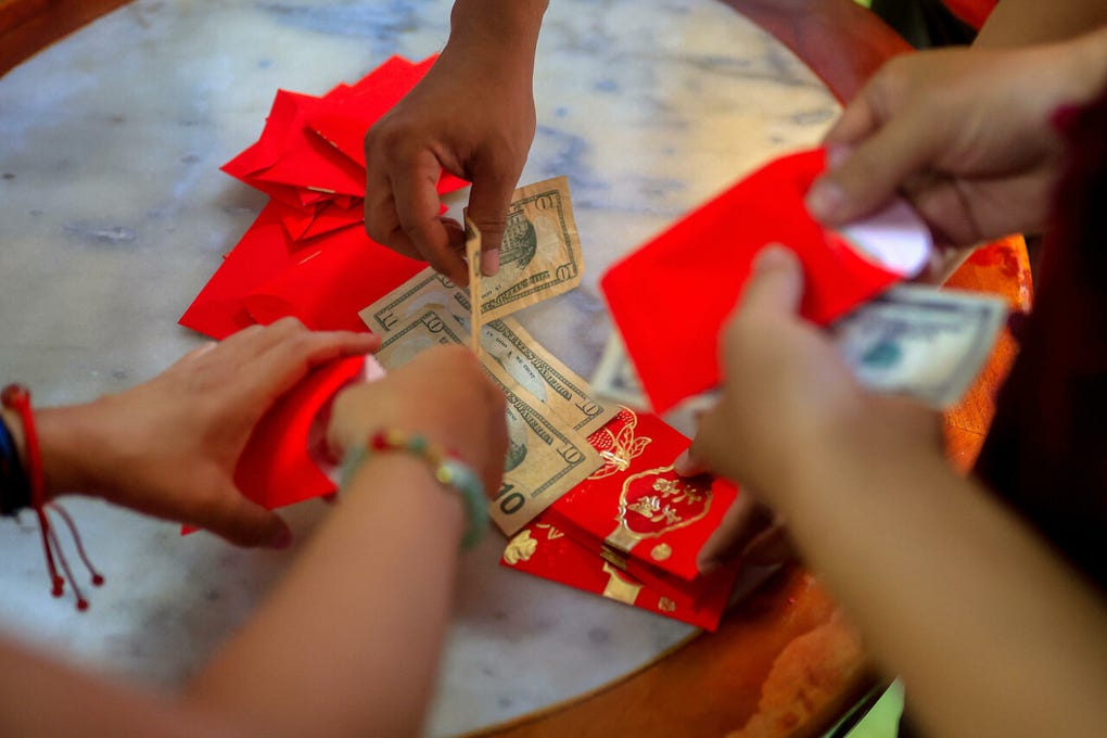 Según la tradición, el zodiaco chino no solo representa los años lunares, sino que influye en la personalidad, la carrera profesional, la compatibilidad, el matrimonio y la fortuna de las personas, y su papel en la cultura del país asiático es fundamental, explica la institución educativa The Beijing Center for Chinese Studies (TBC).