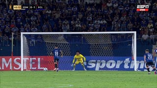 ¡Golazo! Yoshimar Yotún tomó el balón y anotó de penal en Sporting Cristal vs 2 de Mayo [VIDEO]