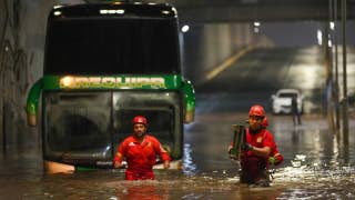 Más de 40 pasajeros de bus interprovincial quedaron atrapados en un zanjón tras fuertes lluvias en Arequipa