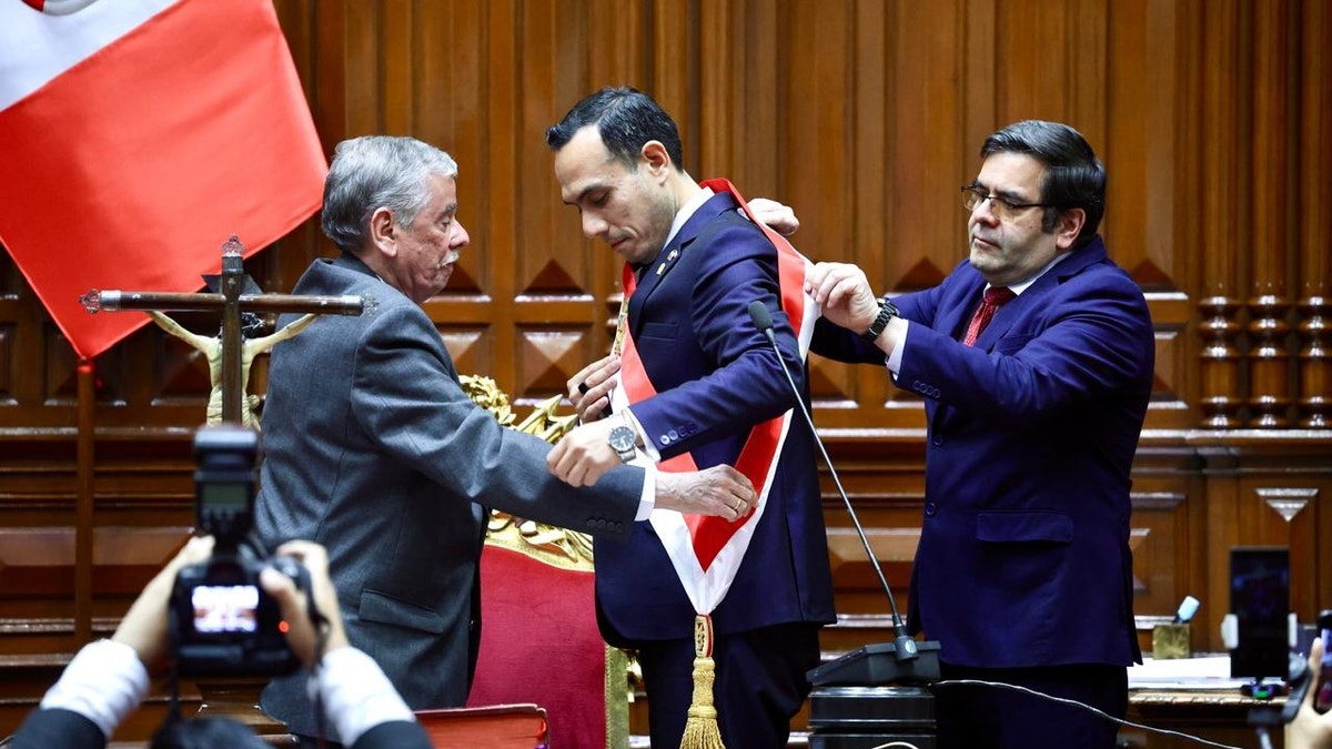 ¿Quién debe asumir temporalmente la Presidencia hasta que el Congreso defina al sucesor de José Jerí?