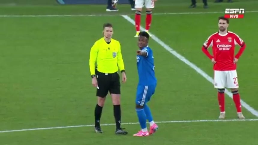 Vinicius reclamó insultos racistas en partido con Benfica