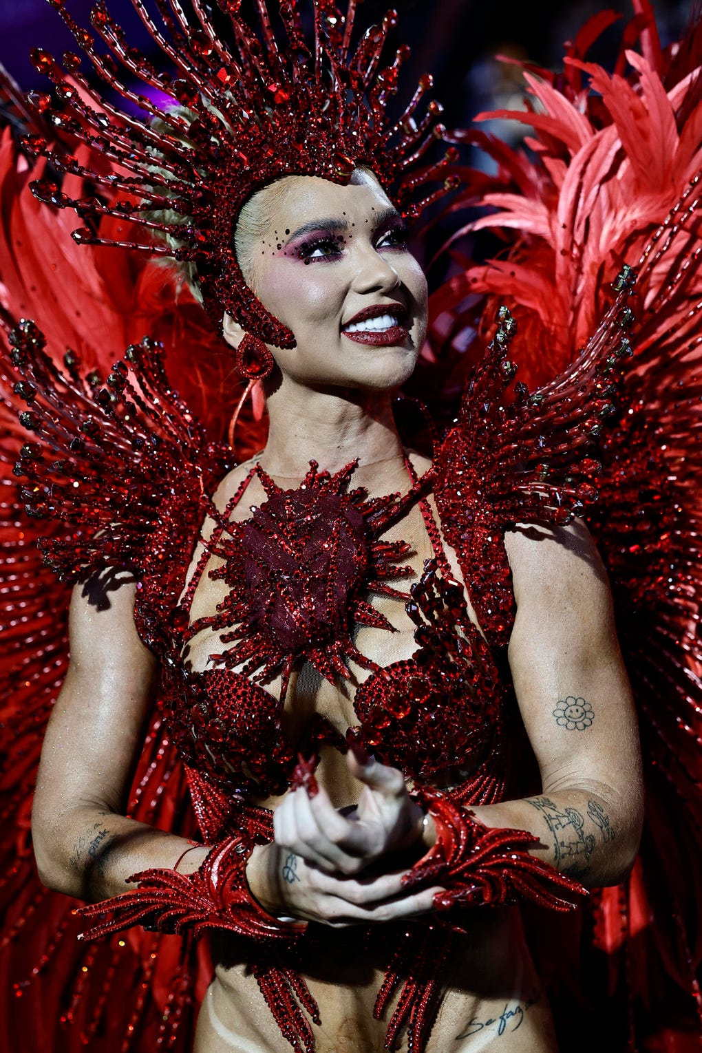 La influencer, considerada la mayor figura digital de Brasil por sus 54 millones de seguidores en redes sociales, se mostró segura y sonriente, aunque también nerviosa, marcando el ritmo con pasos ensayados durante semanas y recibiendo la ovación del público.