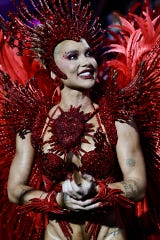 La influencer, considerada la mayor figura digital de Brasil por sus 54 millones de seguidores en redes sociales, se mostró segura y sonriente, aunque también nerviosa, marcando el ritmo con pasos ensayados durante semanas y recibiendo la ovación del público.