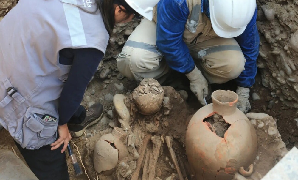 Restos arqueológicos vinculados con la cultura Blanco sobre Rojo fueron encontrados en la calle Los Robles, a una cuadra de la Huaca Huallamarca, en el distrito limeño de San Isidro.