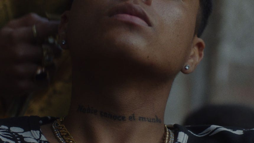 'Allá en el cielo' cuenta con las actuaciones de Ransés Naranjo Franco, Gabriel Merino Dorival, Kenyi Farfán Baique y Santiago Solórzano Zevallos.