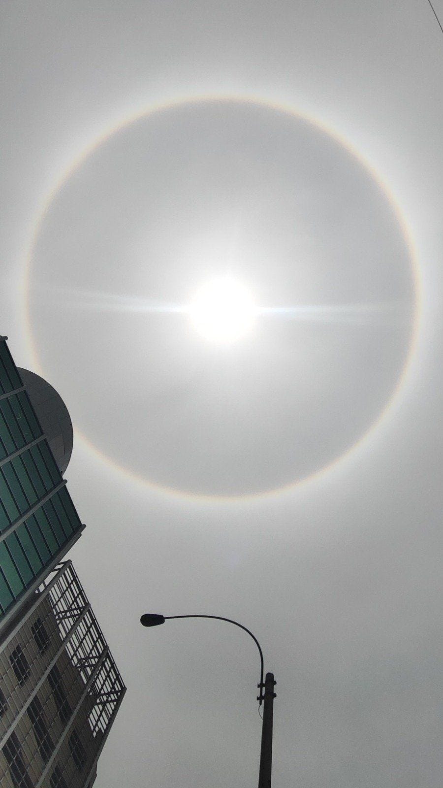El Instituto Geofísico del Perú (IGP) indicó que el halo solar un fenómeno óptico relativamente común, que se origina “cuando la luz del sol atraviesa diminutos cristales de hielo que se encuentran suspendidos en la parte alta de la atmósfera de la Tierra, lo que produce que la luz solar se disperse de una manera peculiar y dé lugar a la formación de un aro de colores (similar a un arcoíris) alrededor del sol”.