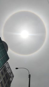 El Instituto Geofísico del Perú (IGP) indicó que el halo solar un fenómeno óptico relativamente común, que se origina “cuando la luz del sol atraviesa diminutos cristales de hielo que se encuentran suspendidos en la parte alta de la atmósfera de la Tierra, lo que produce que la luz solar se disperse de una manera peculiar y dé lugar a la formación de un aro de colores (similar a un arcoíris) alrededor del sol”.