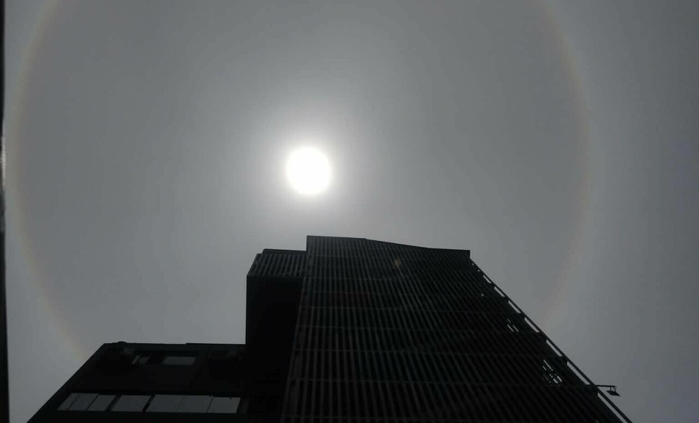 El halo solar pudo verse alrededor del mediodía de este miércoles, 18 de febrero, desde diversos distritos de la capital.