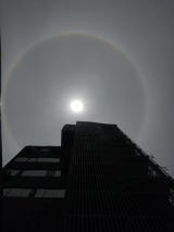 El halo solar pudo verse alrededor del mediodía de este miércoles, 18 de febrero, desde diversos distritos de la capital.