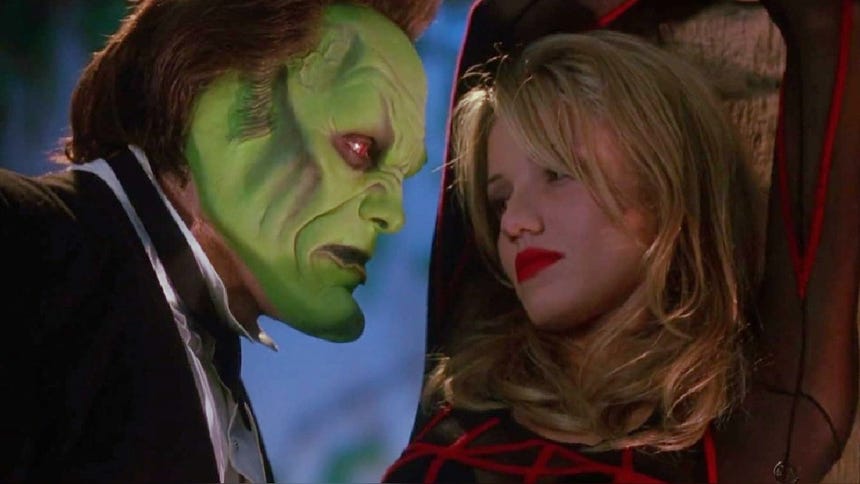 Peter Greene y Cameron Diaz en una escena de la película La Máscara.