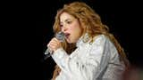 Shakira sorprende con su reacción al ver una foto de Piqué en concierto y el video se hace viral