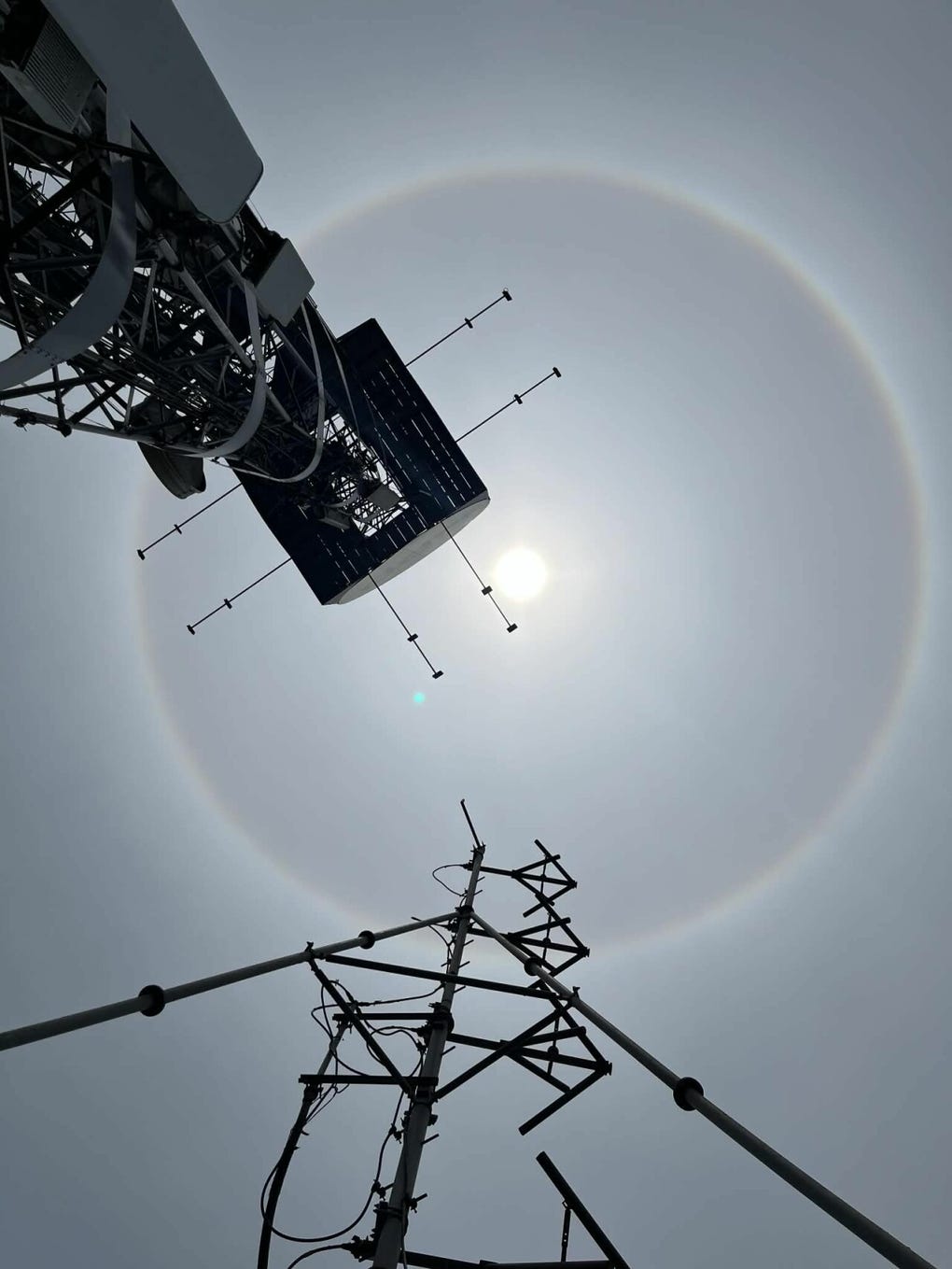 Si bien es un fenómeno muy vistoso, el IGP recomendó a la población no mirar directamente al sol durante la ocurrencia del halo solar, “dado que puede generar daños irreparables a los ojos”.