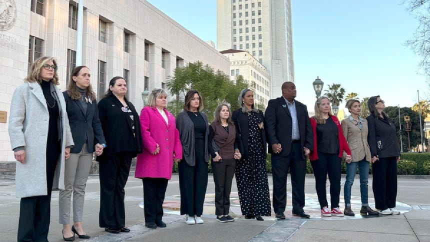 Padres de adolescentes fallecidos esperan frente a un tribunal donde Mark Zuckerberg defiende las prácticas de verificación de edad de Instagram.