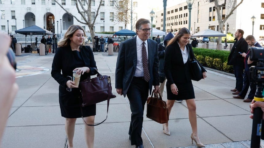 Abogados de demandante llegando al Tribunal Superior del Condado de Los Ángeles.