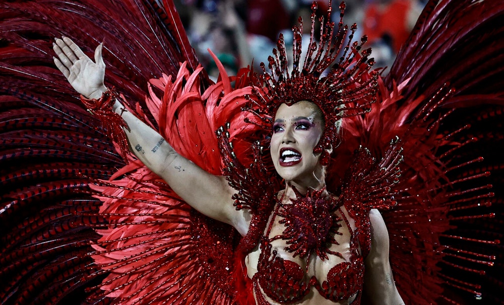 La influencer Virginia Fonseca, novia del atacante del Real Madrid Vinicius Junior, debutó como reina de orquesta de Grande Río, una de las escuelas de samba del carnaval de Río de Janeiro, y se sumó a la lista de celebridades coronadas pese a carecer de vínculos con el mundo del samba.