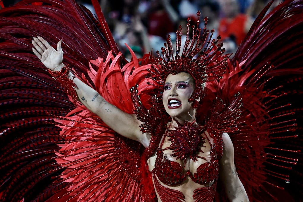 La influencer Virginia Fonseca, novia del atacante del Real Madrid Vinicius Junior, debutó como reina de orquesta de Grande Río, una de las escuelas de samba del carnaval de Río de Janeiro, y se sumó a la lista de celebridades coronadas pese a carecer de vínculos con el mundo del samba.