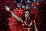 La influencer Virginia Fonseca, novia del atacante del Real Madrid Vinicius Junior, debutó como reina de orquesta de Grande Río, una de las escuelas de samba del carnaval de Río de Janeiro, y se sumó a la lista de celebridades coronadas pese a carecer de vínculos con el mundo del samba.
