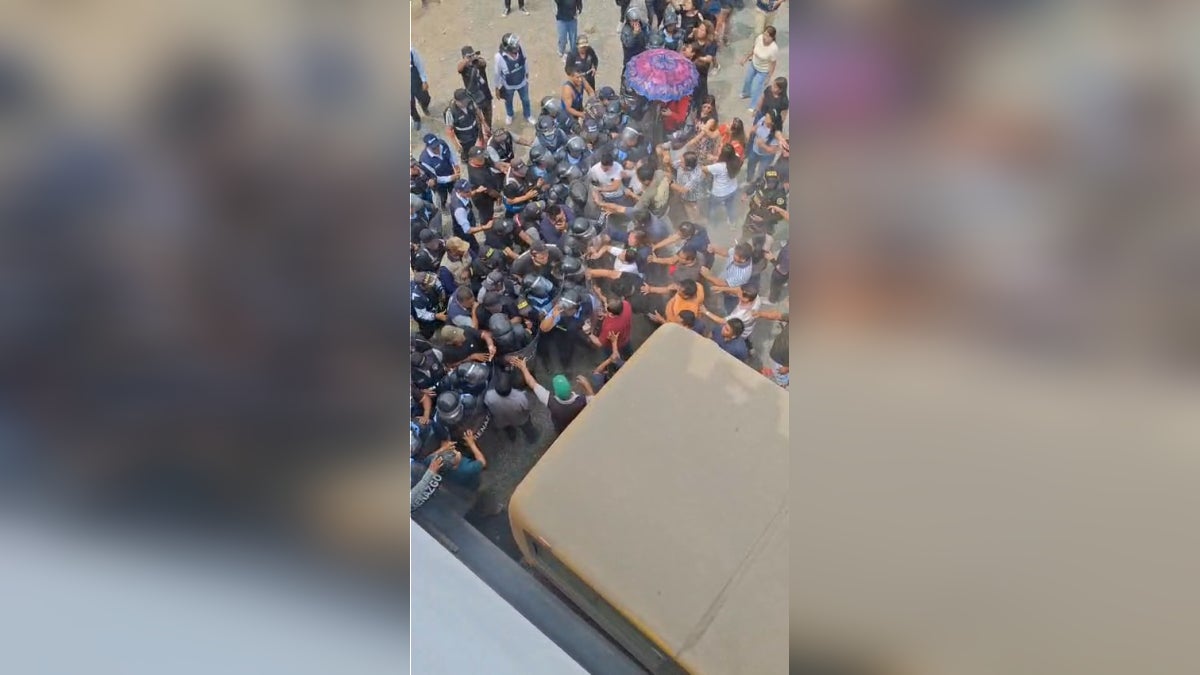 Padres y autoridades de la Municipalidad de Ate se enfretaron tras derribar muros del colegio Nuestra Señora de la Merced. 