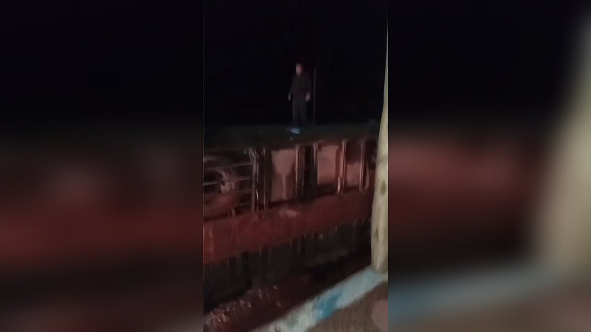 Así se fueron algunos pasajeros tras salir del bus volteado