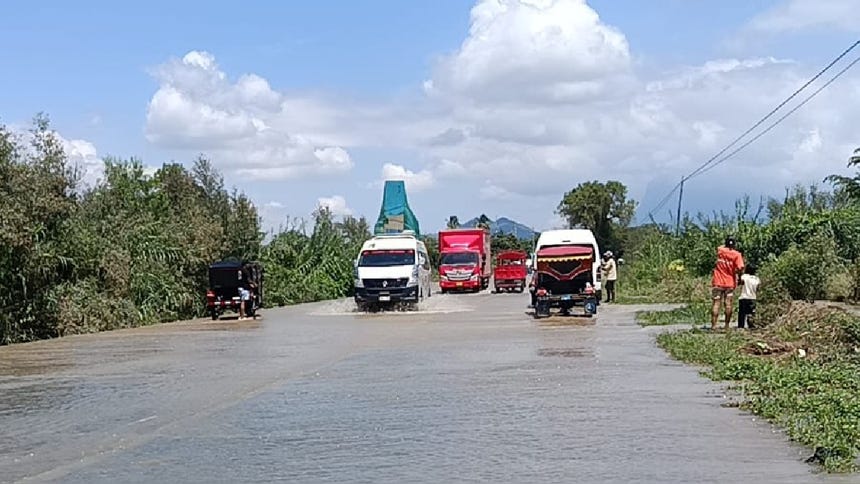 El pase por el badén muchas veces no se restringe pues es la única vía de conexión con provincias de Cajamarca.