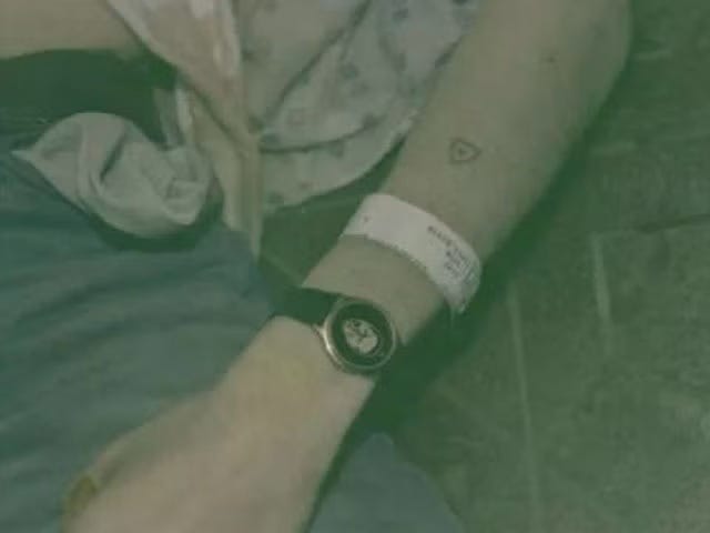 Evidencia en la escena: se encontró una escopeta Remington modelo 11 (comprada por su amigo Dylan Carlson) y una supuesta nota de suicidio dirigida a su familia y a su amigo imaginario de la infancia, Boddah.