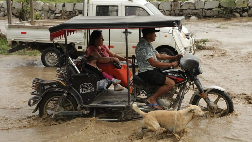 A pesar del incremento del caudal, vehículos menores cruzan el badén.