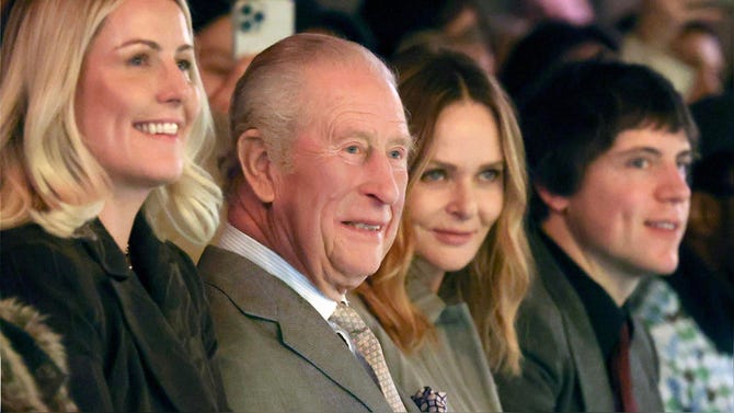 Carlos III asiste a la Semana de la Moda de Londres mientras su hermano Andrés enfrenta detención