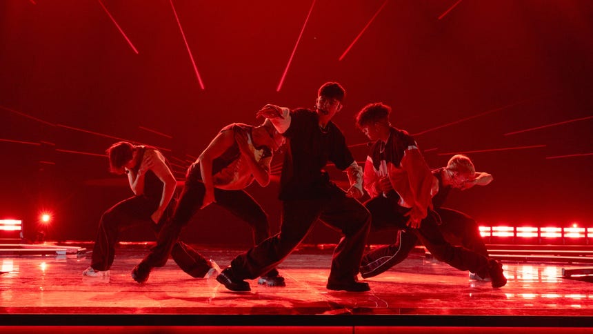 Santos Bravos intepretó su canción Kawasaki con una gran coreografía.