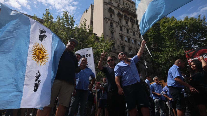 Personas se manifiestan contra la reforma laboral propuesta por el Gobierno de Javier Milei, este jueves, en Buenos Aires (Argentina). 
