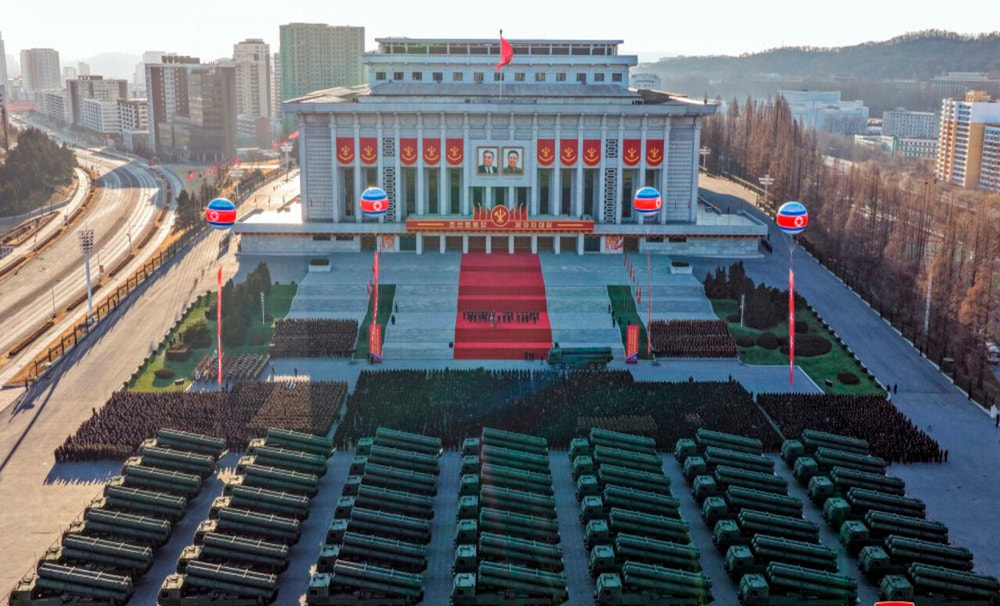 La ceremonia, que ha tenido lugar en la explanada frente a la Casa de la Cultura 25 de abril de Pyongyang, ha contado con la presentación de unos lanzacohetes reactivos autopropulsados de gran calibre, según ha recogido la agencia estatal norcoreana de noticias, KCNA.