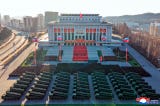 La ceremonia, que ha tenido lugar en la explanada frente a la Casa de la Cultura 25 de abril de Pyongyang, ha contado con la presentación de unos lanzacohetes reactivos autopropulsados de gran calibre, según ha recogido la agencia estatal norcoreana de noticias, KCNA.