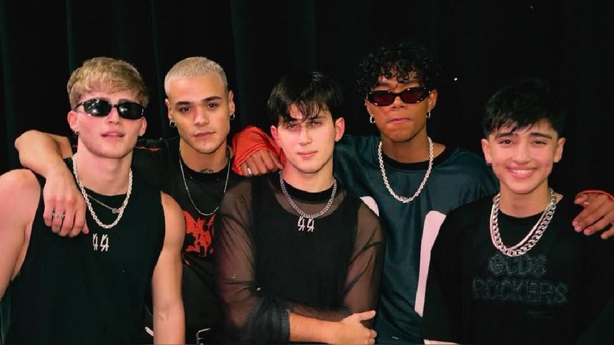 Santos Bravos es integrada por Alejandro Aramburú, Drew Venegas, Kenneth Lavíll, Gabi Bermúdez y Kauê Penna.