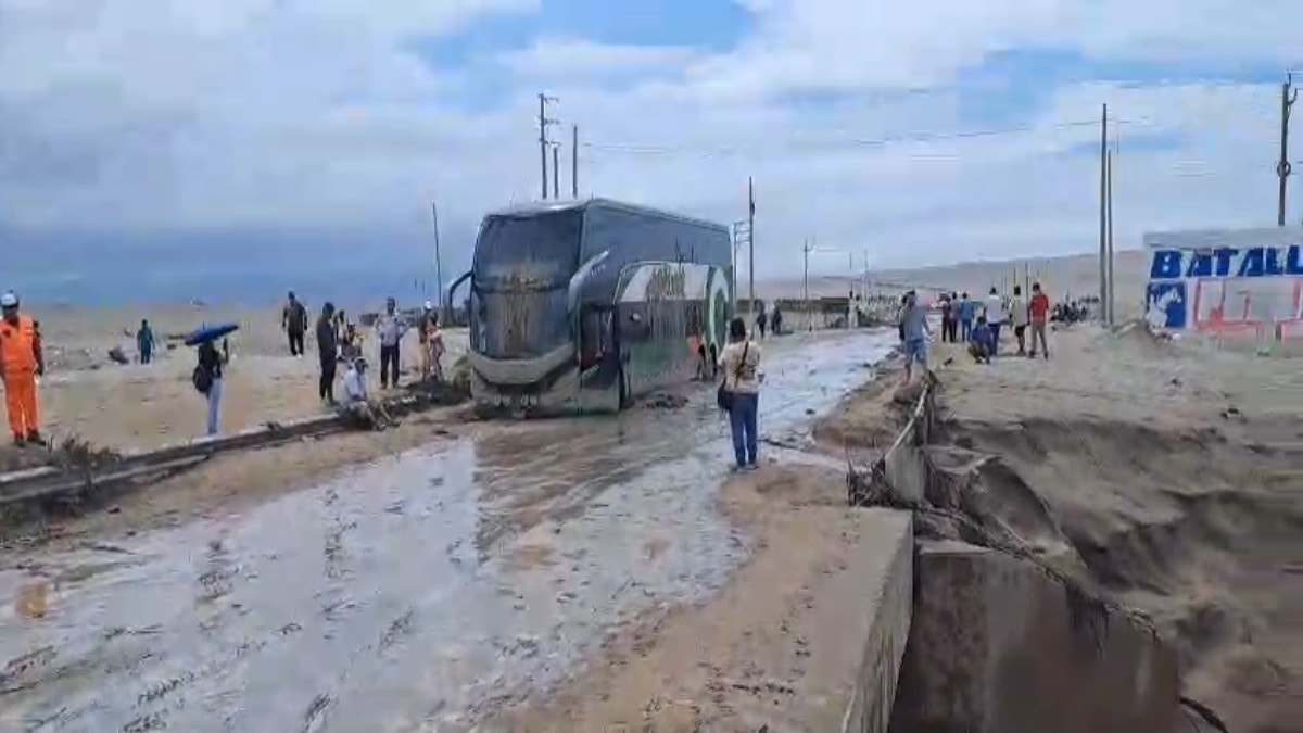 Pasajeros peruanos y extranjeros varados en Panamericana Sur tras huaicos