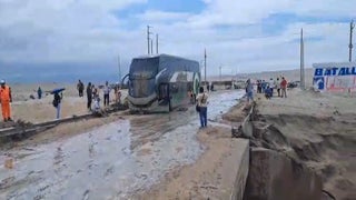 Pasajeros peruanos y extranjeros varados en Panamericana Sur tras huaicos [VIDEO]