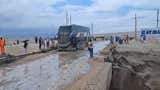 Pasajeros peruanos y extranjeros varados en Panamericana Sur tras huaicos [VIDEO]