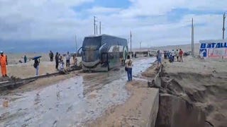 Pasajeros peruanos y extranjeros varados en Panamericana Sur tras huaicos