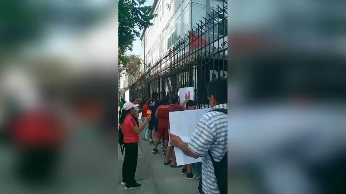 Los padres de familia y escolares exigen una solución inmediata por parte de las autoridades educativas. 