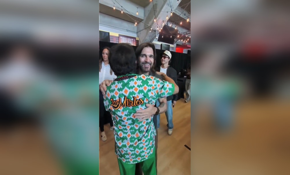 Los Mirlos comparten emotivo reencuentro con Juanes en Premio Lo Nuestro 2026