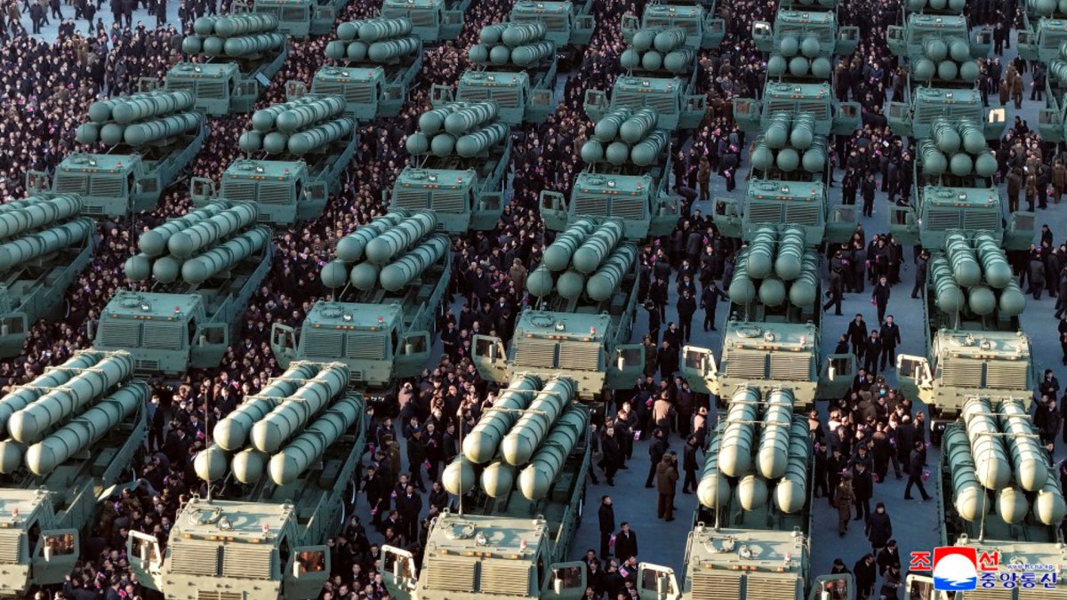 Exhibición de músculo militar: Kim Jong-un mostró batería de lanzacohetes con capacidad nuclear en Pyongyang [FOTOS]