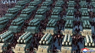 Exhibición de músculo militar: Kim Jong-un mostró batería de lanzacohetes con capacidad nuclear en Pyongyang [FOTOS]