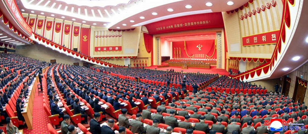 El congreso se celebra en pleno fortalecimiento de los lazos entre Pyongyang y Moscú, que en 2024 firmaron un tratado integral que incluye un compromiso de defensa mutua en caso de agresión. Pyongyang ha desplegado además miles tropas norcoreanas en apoyo a Moscú en su guerra contra Ucrania.