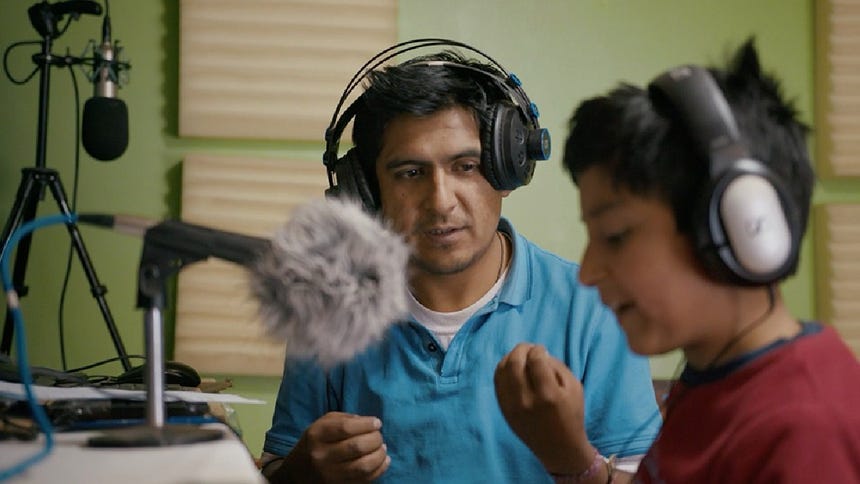 ‘Runa Simi’ sigue a un artista y a su hijo en su intento por doblar al quechua la película The Lion King, en una apuesta por preservar y visibilizar su idioma. 