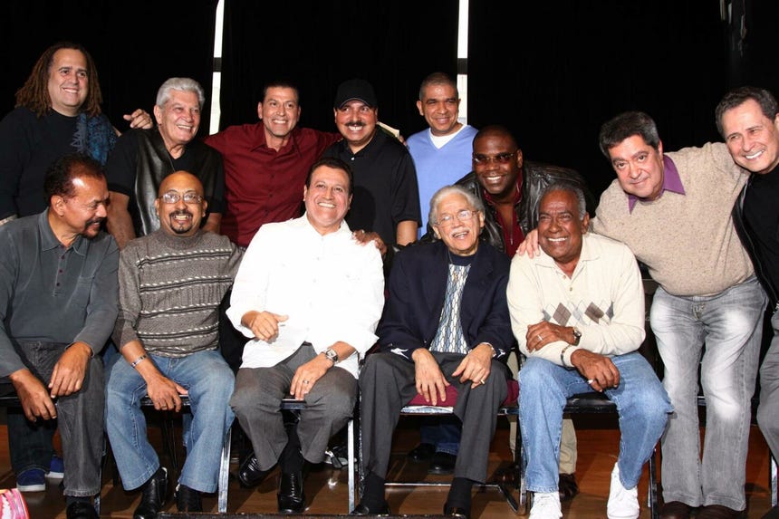 Bobby Valentín, Papo Lucca, Ismael Miranda, Johnny Pacheco, Cheo Feliciano, Nicky Marrero, Paco Navarro y arriba Alfredo de la Fe, Adalberto Santiago, Domingo Quiñones, Isidro Infantes y el productor Raúl Martínez, posando previo a un concierto en Nueva York (EE.UU.). 