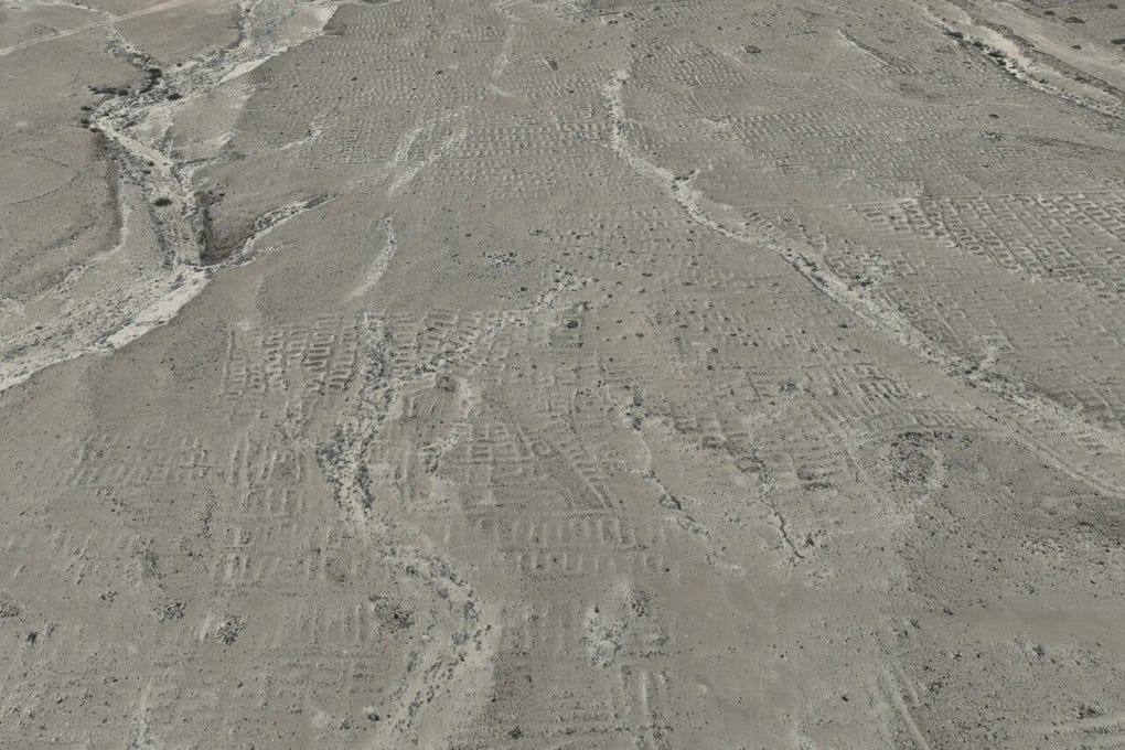 Descubren geoglifo y templo Chimú en el valle de Chicama.